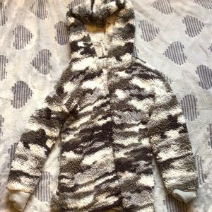 White and black marbled sweater✨